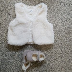 GAP "Fur" vest and matching slipper/shoes